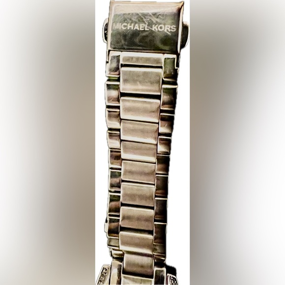 Michael Kors Women's MK5612 Blair Analog Display Analog Quartz Silver Watch - Picture 15 of 16